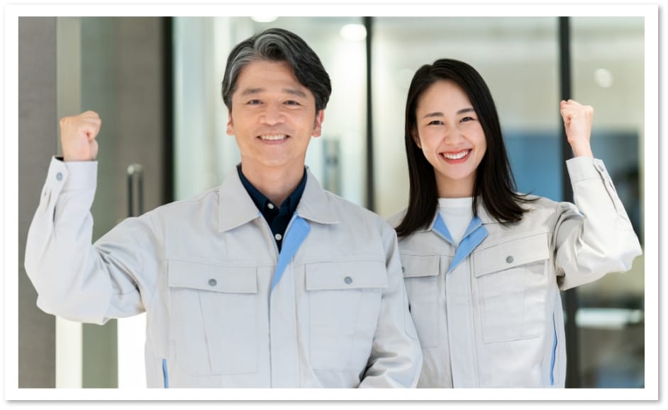 笑顔の社員の画像